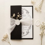 invitație de nuntă black & white cu sigiliu de ceară, fundă și flori naturale uscate dinviatata