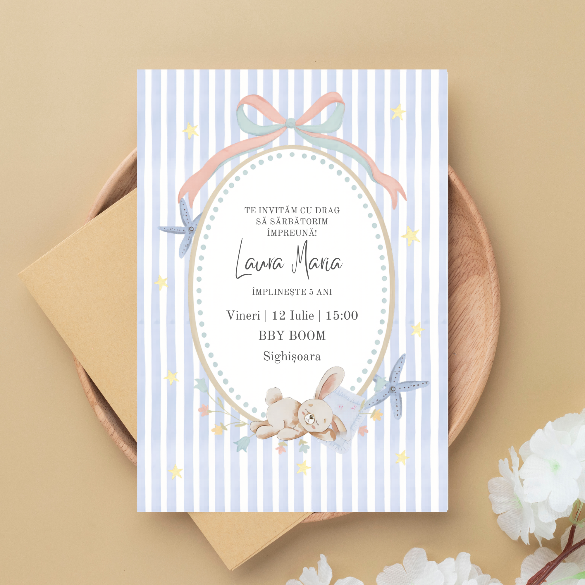 invitație aniversară "iepuraș somnoros" – design pastel cu fundă și steluțe