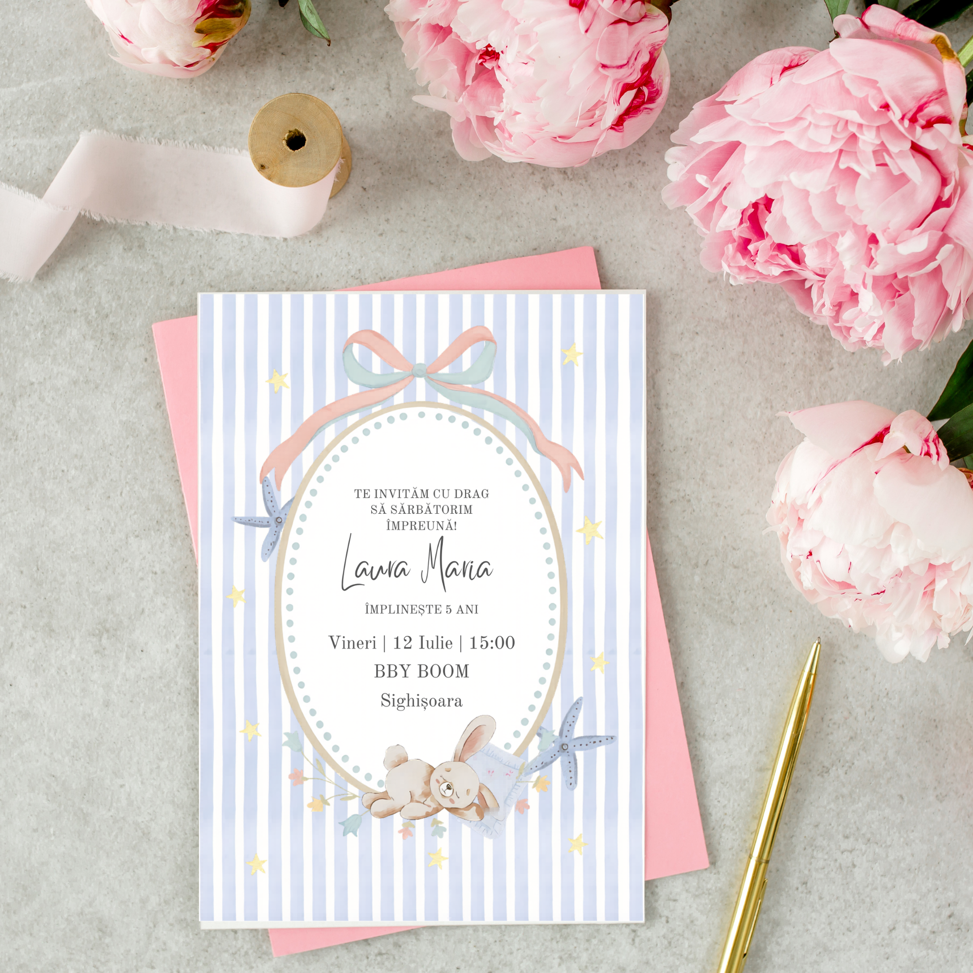 invitație aniversară "iepuraș somnoros" – design pastel cu fundă și steluțe