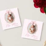mărturie botez magnet 8x8 cm "fundița roz elegance" – cu fotografie, carton suport și folie transparentă