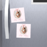 mărturie botez magnet 8x8 cm "fundița roz elegance" – cu fotografie, carton suport și folie transparentă