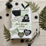 blind date with a book pachet cadou cu carte surpriză, sticky notes și accesorii de adnotat